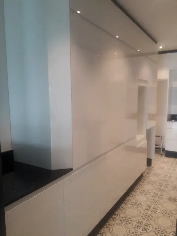 Cuisine sur mesure laqué blanc avec plan de travail en quartz noir pailleté (silestone) et évier intégré  (3)
