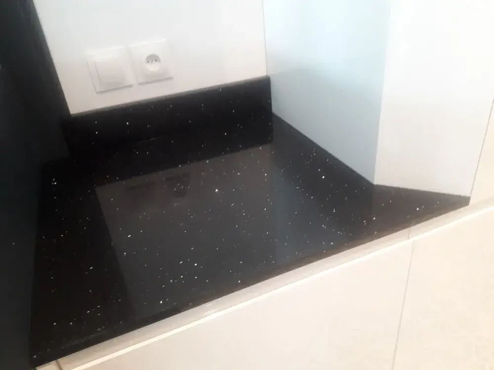 Cuisine sur mesure laqué blanc avec plan de travail en quartz noir pailleté (silestone) et évier intégré  (6)