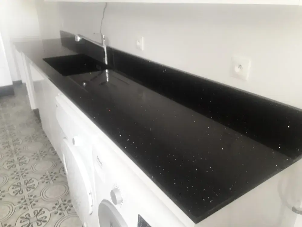Cuisine sur mesure laqué blanc avec plan de travail en quartz noir pailleté (silestone) et évier intégré  (7)