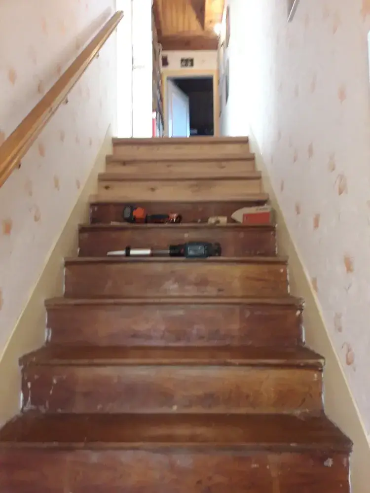 Rénovation escalier avec habillage parquet et nez de marche massif avant et après  (2)