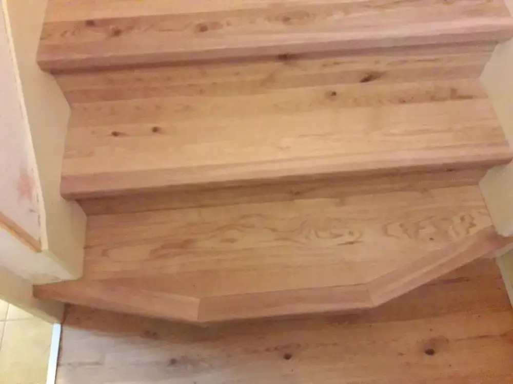 Rénovation escalier avec habillage parquet et nez de marche massif avant et après  (7)