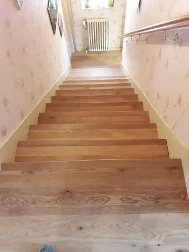 Rénovation escalier avec habillage parquet et nez de marche massif avant et après  (4)