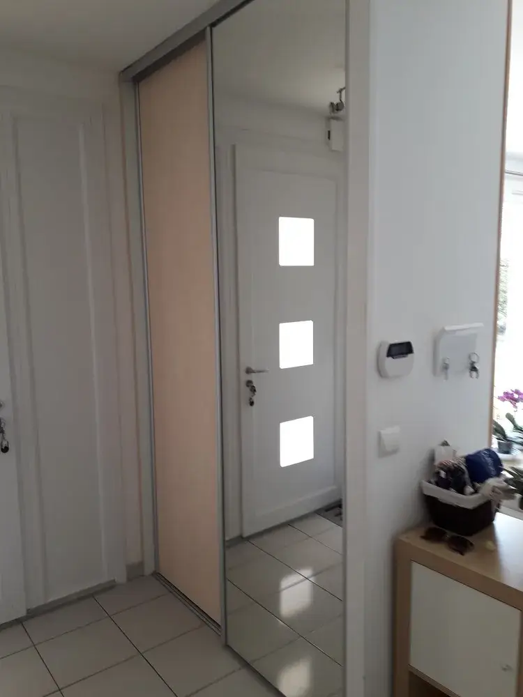 Placards entrée avec porte coulissante et miroir et placard assorti  (3)