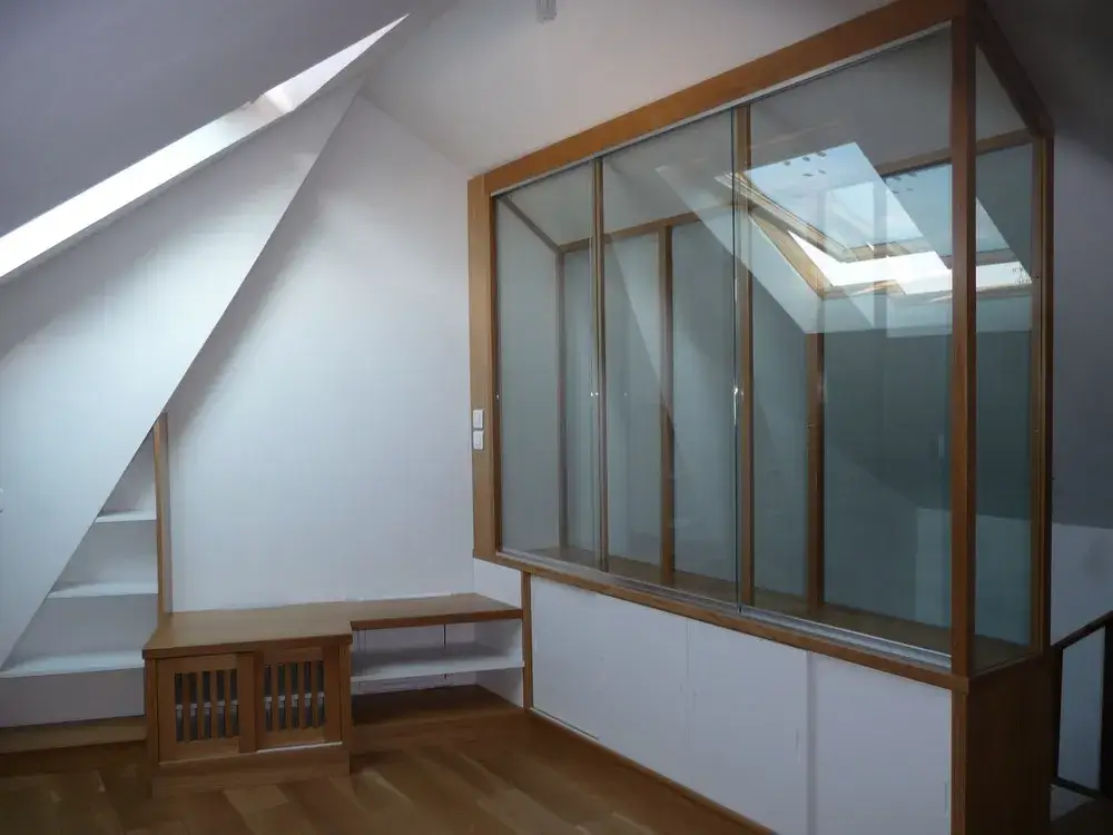 Fabrication sur mesure vitrine pour séparer la pièce et l'escalier